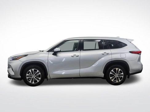 Used 2022 Toyota Highlander XLE AWD/4WD image 2