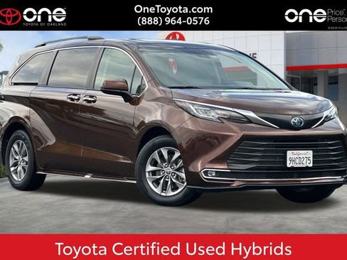 Certified 2023 Toyota Sienna XLE image 1