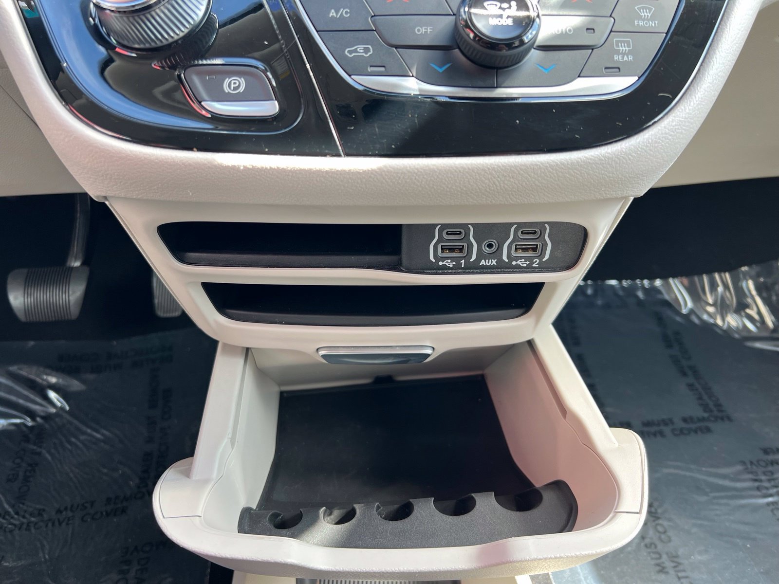 Used 2024 Chrysler Pacifica Touring-L FWD image 38