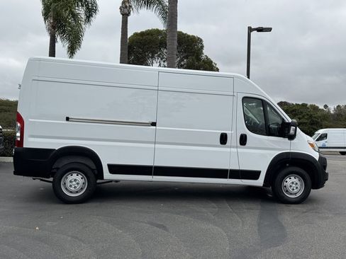 Used 2023 RAM ProMaster 2500 w/ Driver Convenience Group FWD image 11