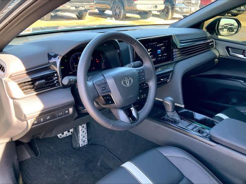 Used 2025 Toyota Camry SE w/ Convenience Package image 18