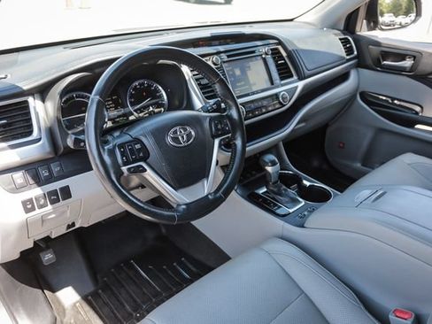 Used 2017 Toyota Highlander Limited Platinum AWD/4WD image 33