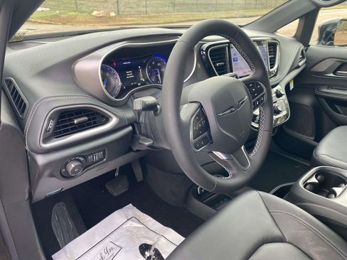 New 2026 Chrysler Pacifica Select image 15