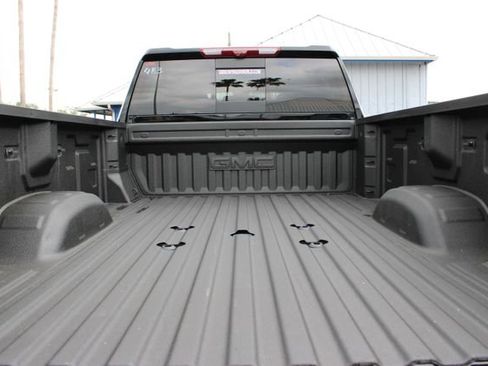 Used 2025 GMC Sierra 2500 AT4 w/ AT4 Premium Plus Package AWD/4WD image 10