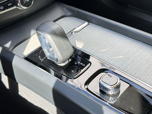 Used 2025 Volvo XC60 B5 Plus image 17