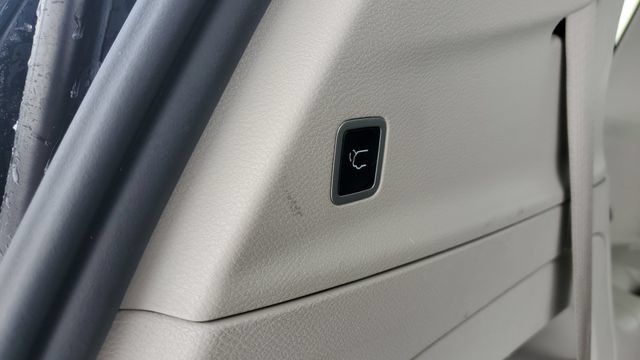 Used 2024 Chrysler Pacifica Touring-L FWD image 27