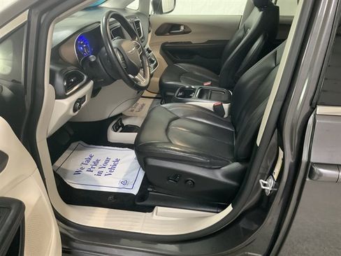 Used 2018 Chrysler Pacifica Touring-L image 13