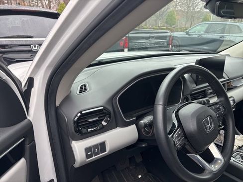 Used 2024 Honda Pilot Touring image 16