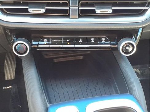 Used 2024 Chevrolet Equinox EV LT FWD image 20