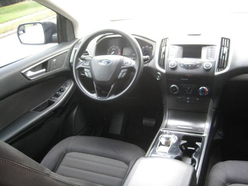 Used 2019 Ford Edge SE image 14