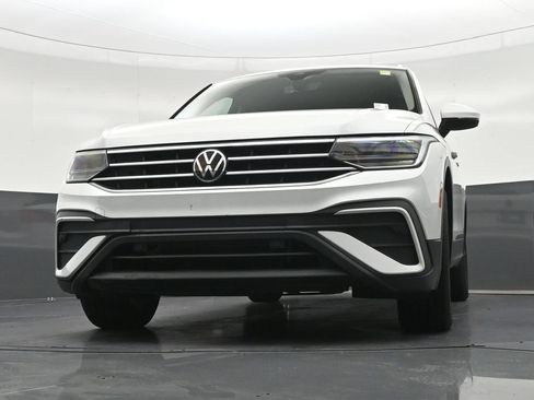 Used 2023 Volkswagen Tiguan SE w/ Panoramic Sunroof Package FWD image 30