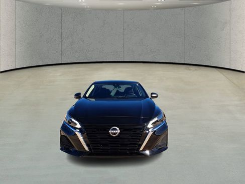 Used 2025 Nissan Altima 2.5 SV image 2