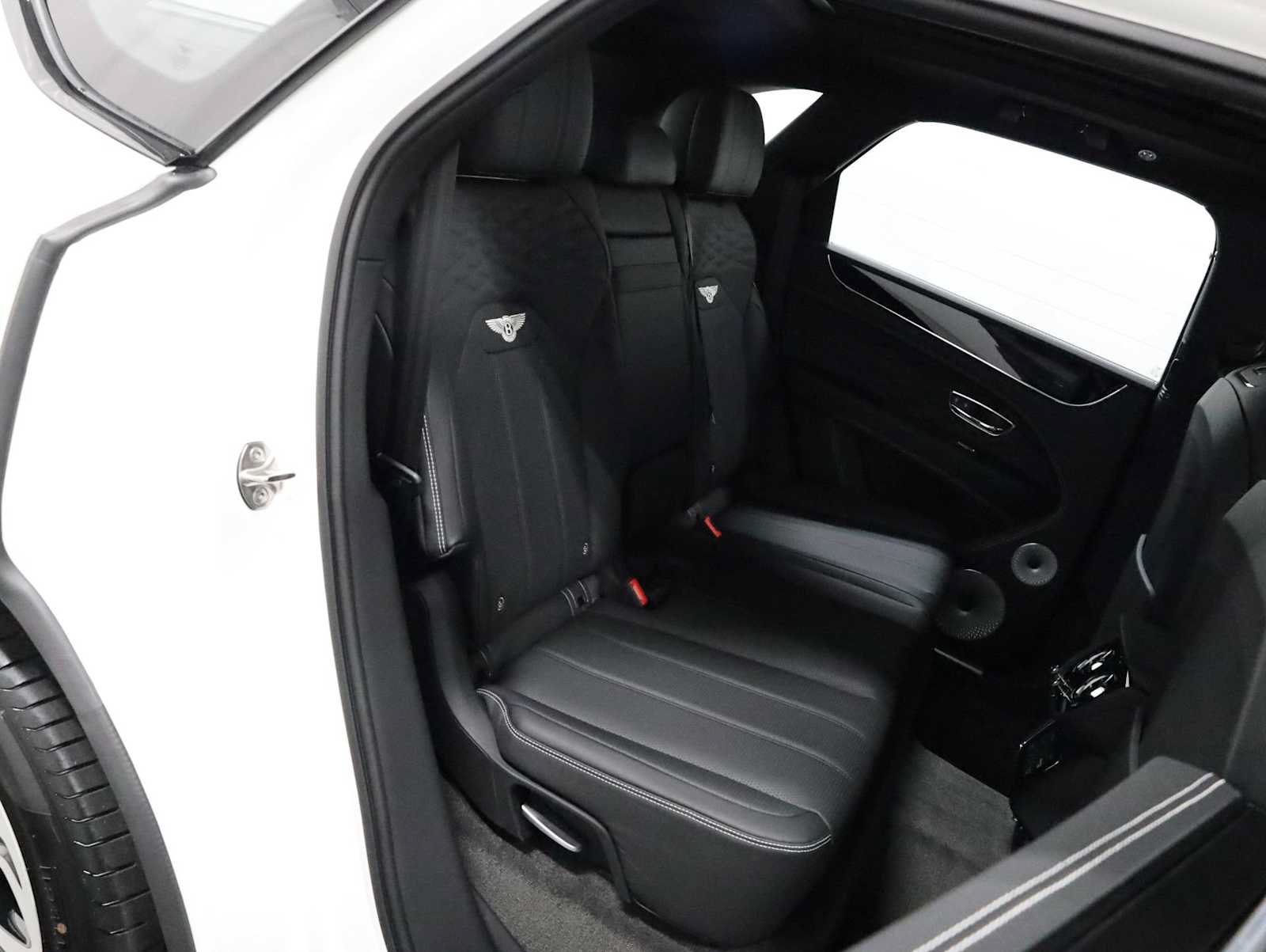 Used 2024 Bentley Bentayga AWD/4WD image 35