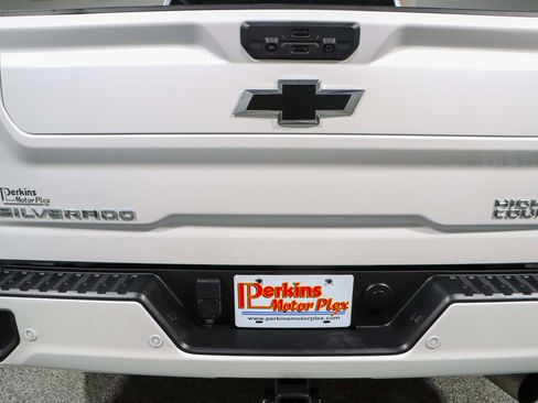 Used 2023 Chevrolet Silverado 2500 High Country w/ Z71 Off-Road Package image 8