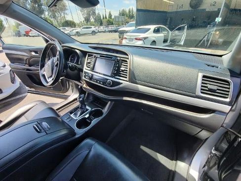 Used 2019 Toyota Highlander XLE FWD image 30