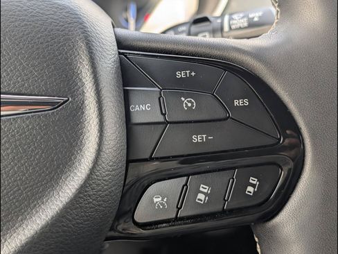 Used 2025 Chrysler Pacifica Limited FWD image 19