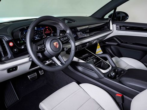New 2026 Porsche Cayenne S image 4