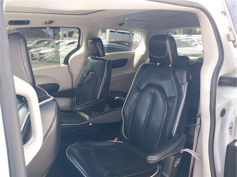 Used 2023 Chrysler Pacifica Limited FWD image 10