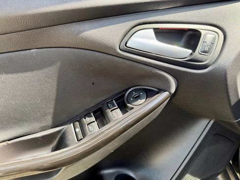 Used 2015 Ford Focus Titanium FWD image 31