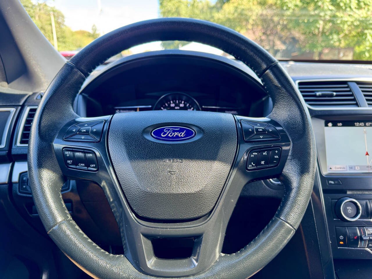 Used 2017 Ford Explorer XLT w/ Equipment Group 202A AWD/4WD image 15