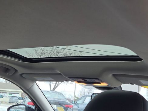 Used 2025 Nissan Sentra SR w/ SR Premium Package image 13