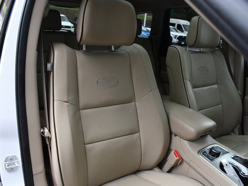Used 2017 Jeep Grand Cherokee Overland w/ Jeep Active Safety Group AWD/4WD image 27