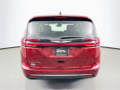 Used 2023 Chrysler Pacifica Touring-L FWD image 12