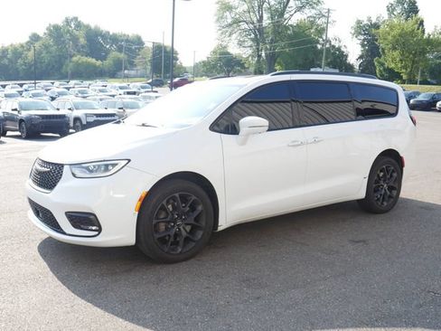 Used 2022 Chrysler Pacifica Limited w/ Uconnect Theater Family Group AWD/4WD image 2