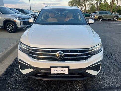 Used 2023 Volkswagen Tiguan SE w/ Panoramic Sunroof Package AWD/4WD image 9
