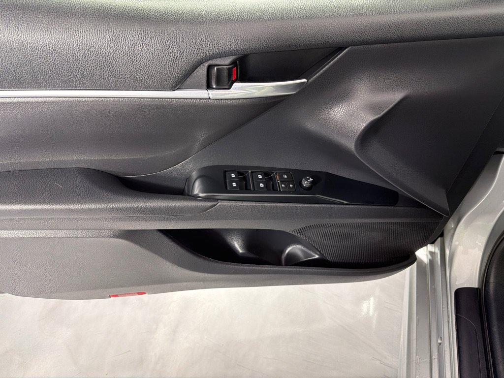 Used 2020 Toyota Camry SE FWD image 11