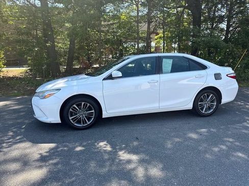 Used 2017 Toyota Camry SE w/ Moonroof Package FWD image 9