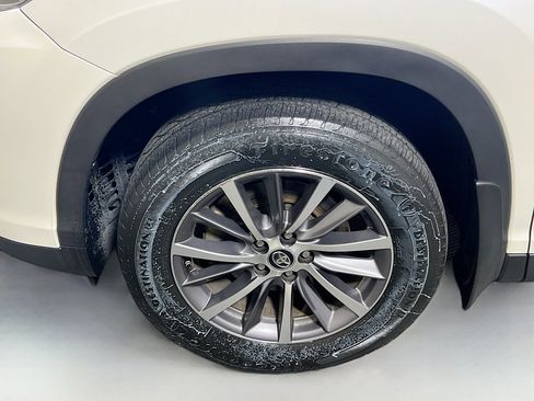 Used 2019 Toyota Highlander XLE FWD image 13