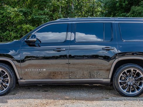 Used 2022 Jeep Wagoneer Series III w/ Premium Group I AWD/4WD image 2
