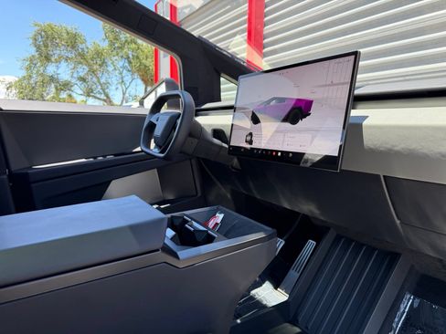 Used 2025 Tesla Cybertruck AWD Crew Cab image 21