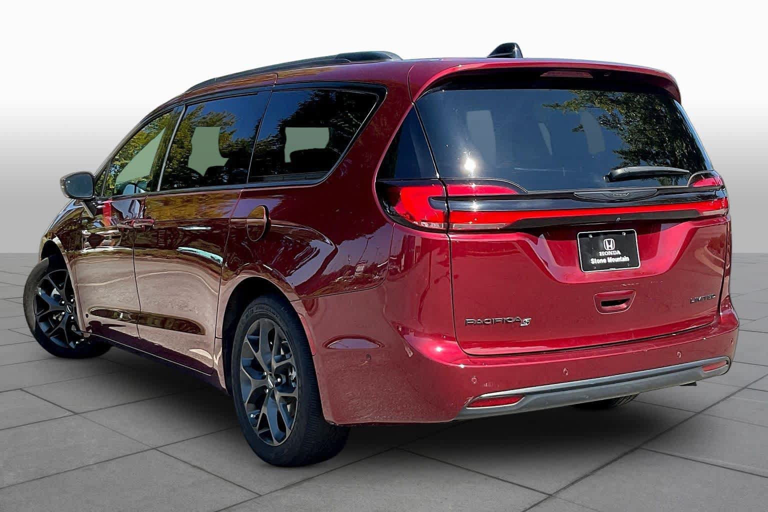 Used 2023 Chrysler Pacifica Limited w/ Uconnect Theater Family Group FWD image 12
