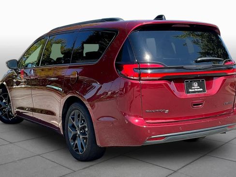 Used 2023 Chrysler Pacifica Limited w/ Uconnect Theater Family Group FWD image 12