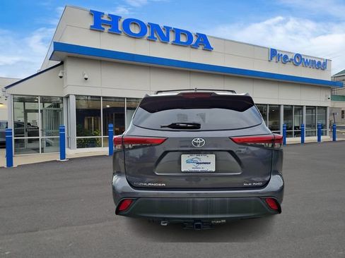 Used 2021 Toyota Highlander XLE AWD/4WD image 5