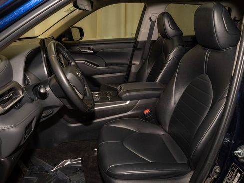 Used 2023 Toyota Highlander XLE image 10