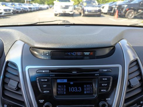 Used 2016 Hyundai Elantra SE FWD image 14