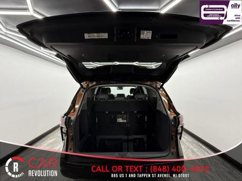 Used 2024 Toyota Sienna XLE image 6