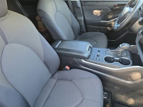 Used 2024 Toyota Highlander LE image 11