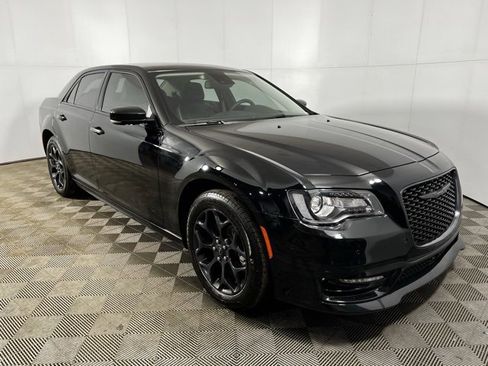 Used 2023 Chrysler 300 Touring L w/ Popular Equipment Group image 4