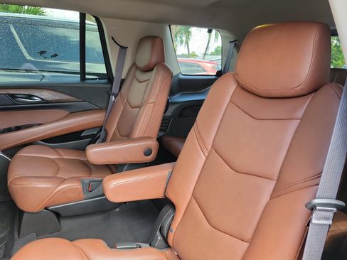 Used 2016 Cadillac Escalade Luxury AWD/4WD image 15