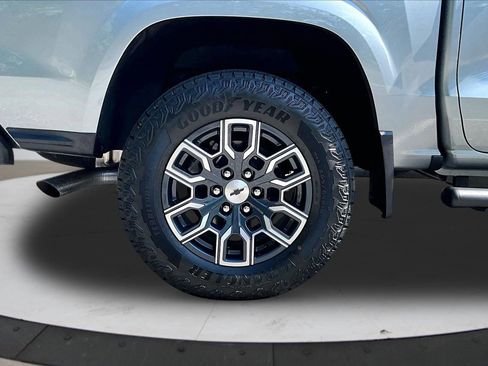 Used 2025 Chevrolet Colorado Z71 AWD/4WD image 35