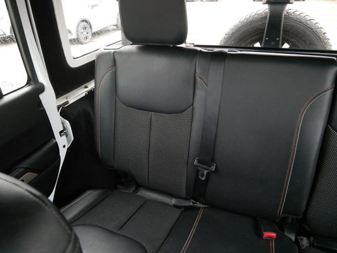 Used 2016 Jeep Wrangler Unlimited Sahara image 12