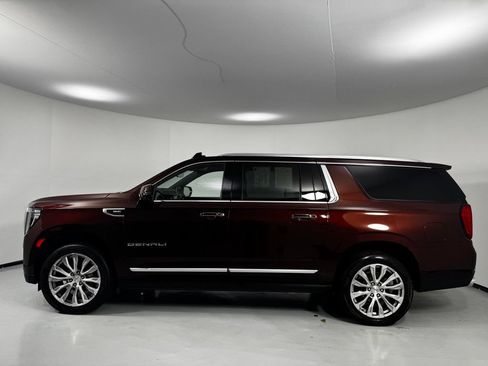 Used 2022 GMC Yukon XL Denali w/ Denali Premium Package AWD/4WD image 4