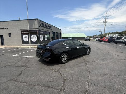 Used 2023 Nissan Altima 2.5 SV FWD image 17