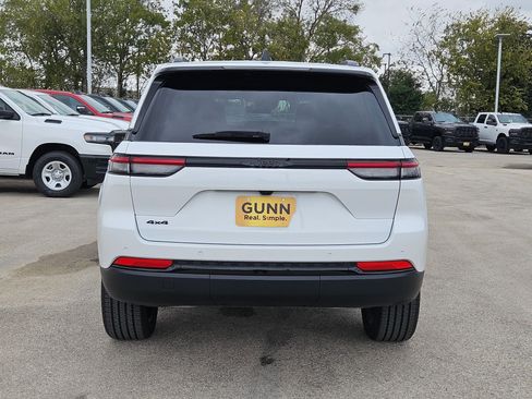 New 2025 Jeep Grand Cherokee Altitude image 4