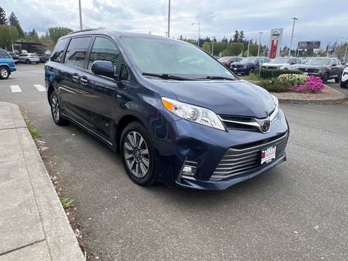 Used 2020 Toyota Sienna XLE w/ XLE Navigation Package image 4