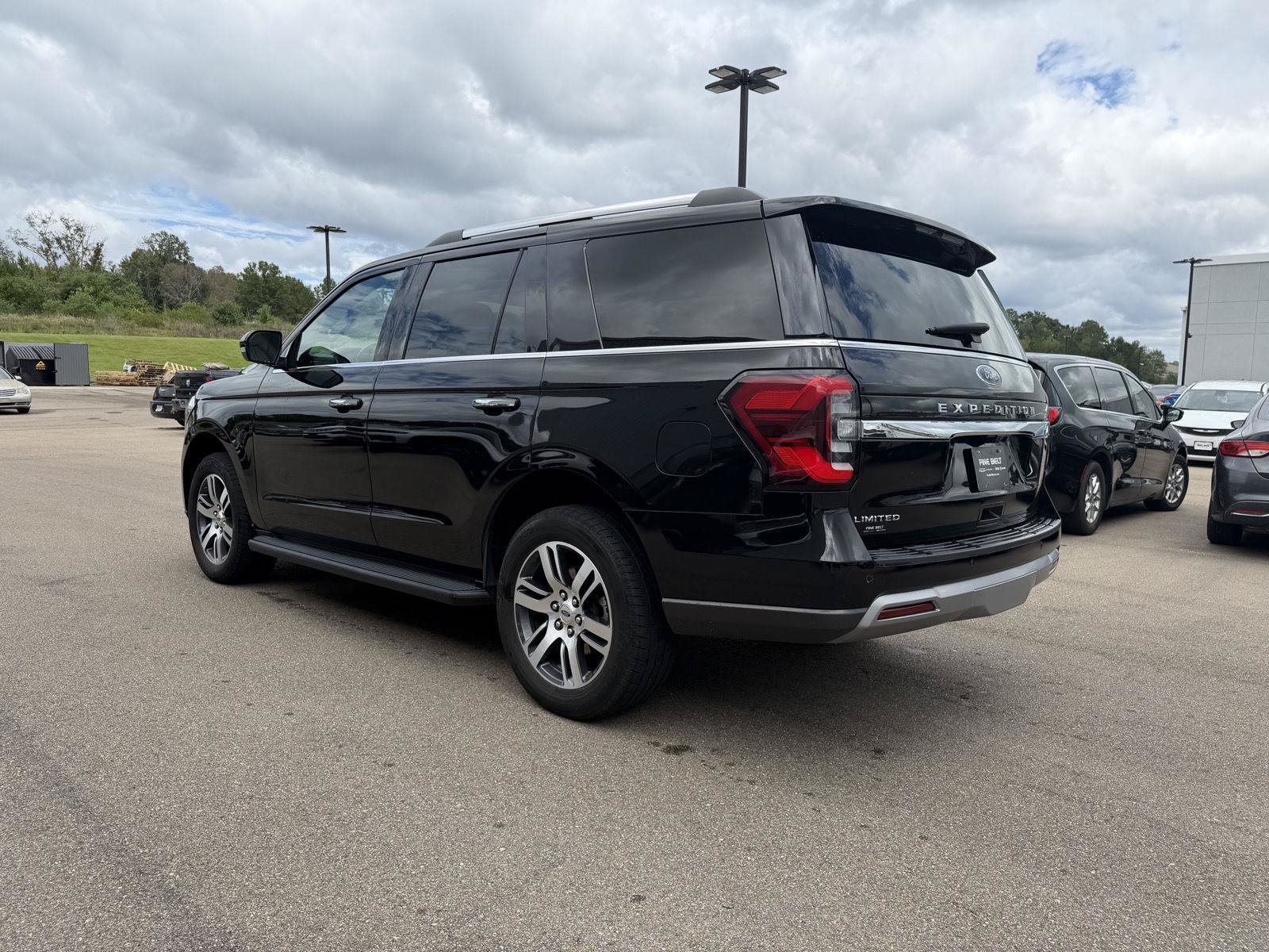 Used 2024 Ford Expedition Limited RWD image 4